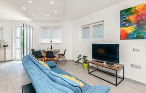 TV - Cozy home in Marinici with WiFi (Marinici)