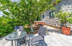 Outdoor dining - Cozy home in Marinici with WiFi (Marinici)