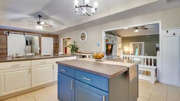 Coffee/tea maker, fridge, microwave, stovetop