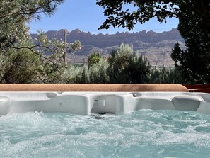 A hot tub with a view of a mountainous landscape. - Amazing Moab Oasis. Hot Tub Pool Adventure and pets (Moab)
