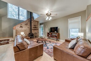 Fernseher, Kamin, DVD-Player, Tischfußball