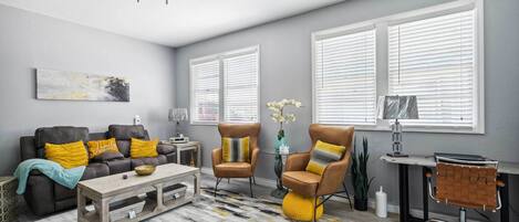 TV, peis, bøker og stereoanlegg