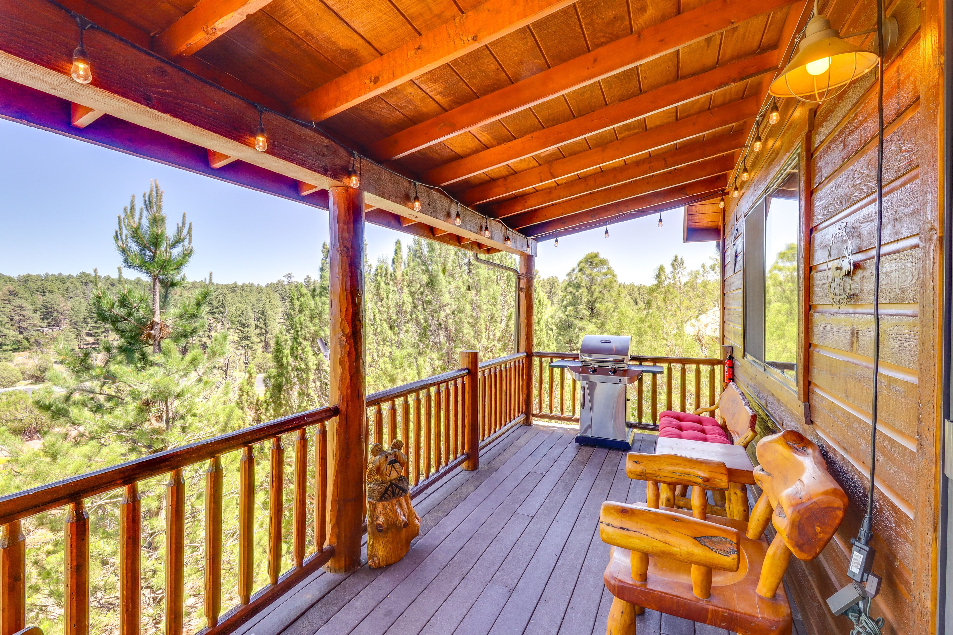 Cozy Show Low Cabin < 5 Mi to Downtown!