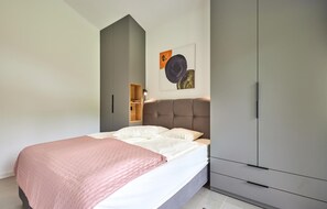 2 bedrooms, travel crib, free WiFi, bed sheets