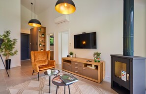 Smart TV, fireplace, stereo