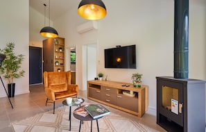 Smart TV, fireplace, stereo