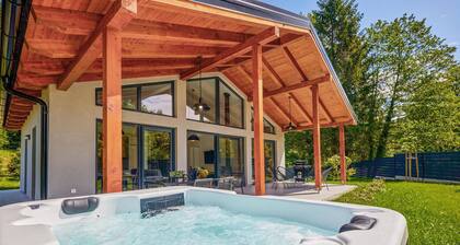 COZY HOME WITH JACUZZI&SAUNA