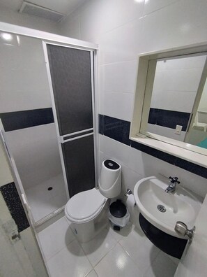 Standard Room | Bathroom | Shower, rainfall showerhead, hair dryer, towels - Hotel BM-17 Cerca Al Mar (Cartagena)