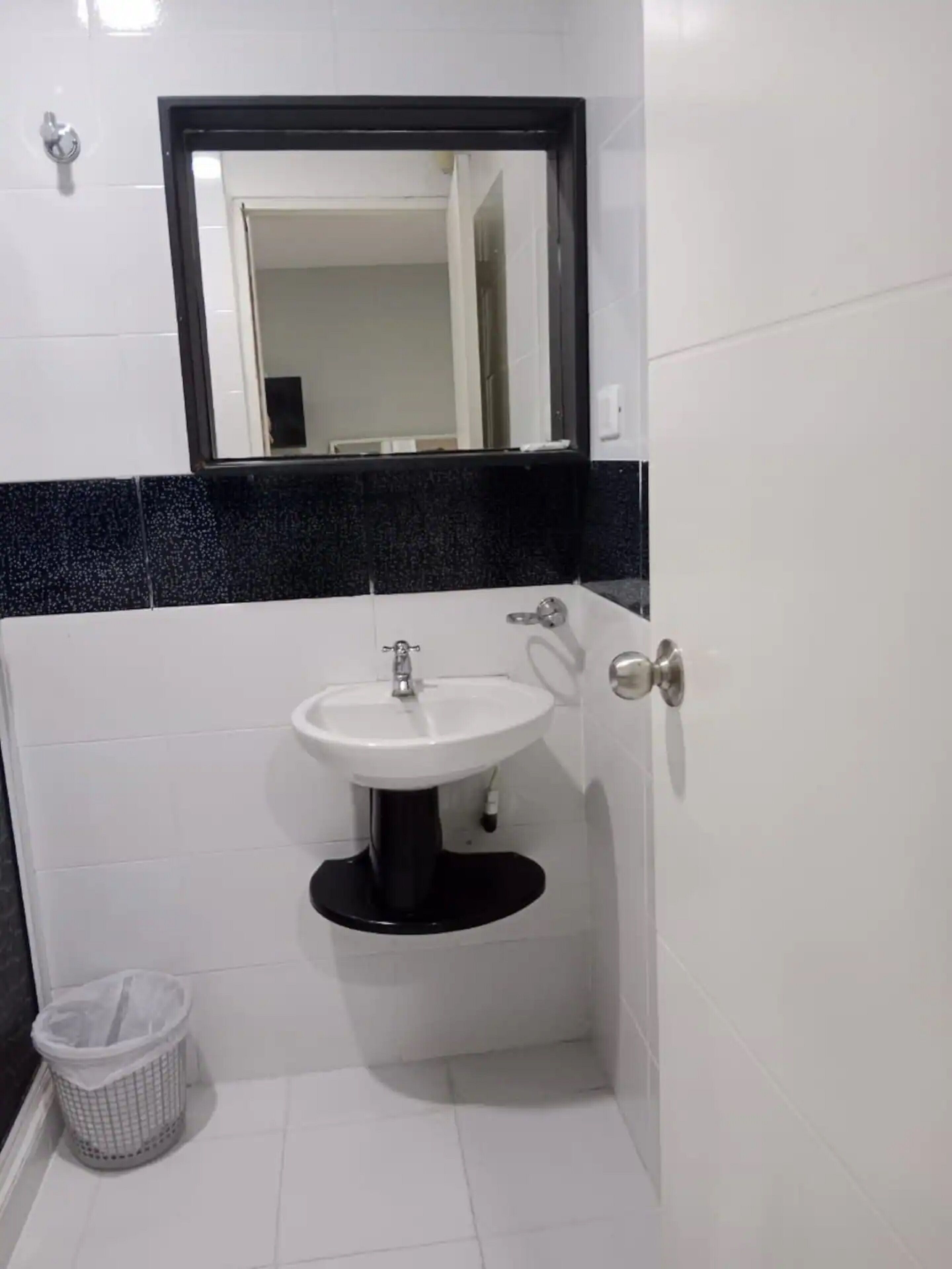 Standard Room | Bathroom | Shower, rainfall showerhead, hair dryer, towels