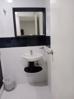 Standard Room | Bilik Mandi | Pancuran mandi, hulu semburan mandi hujan, pengering rambut 