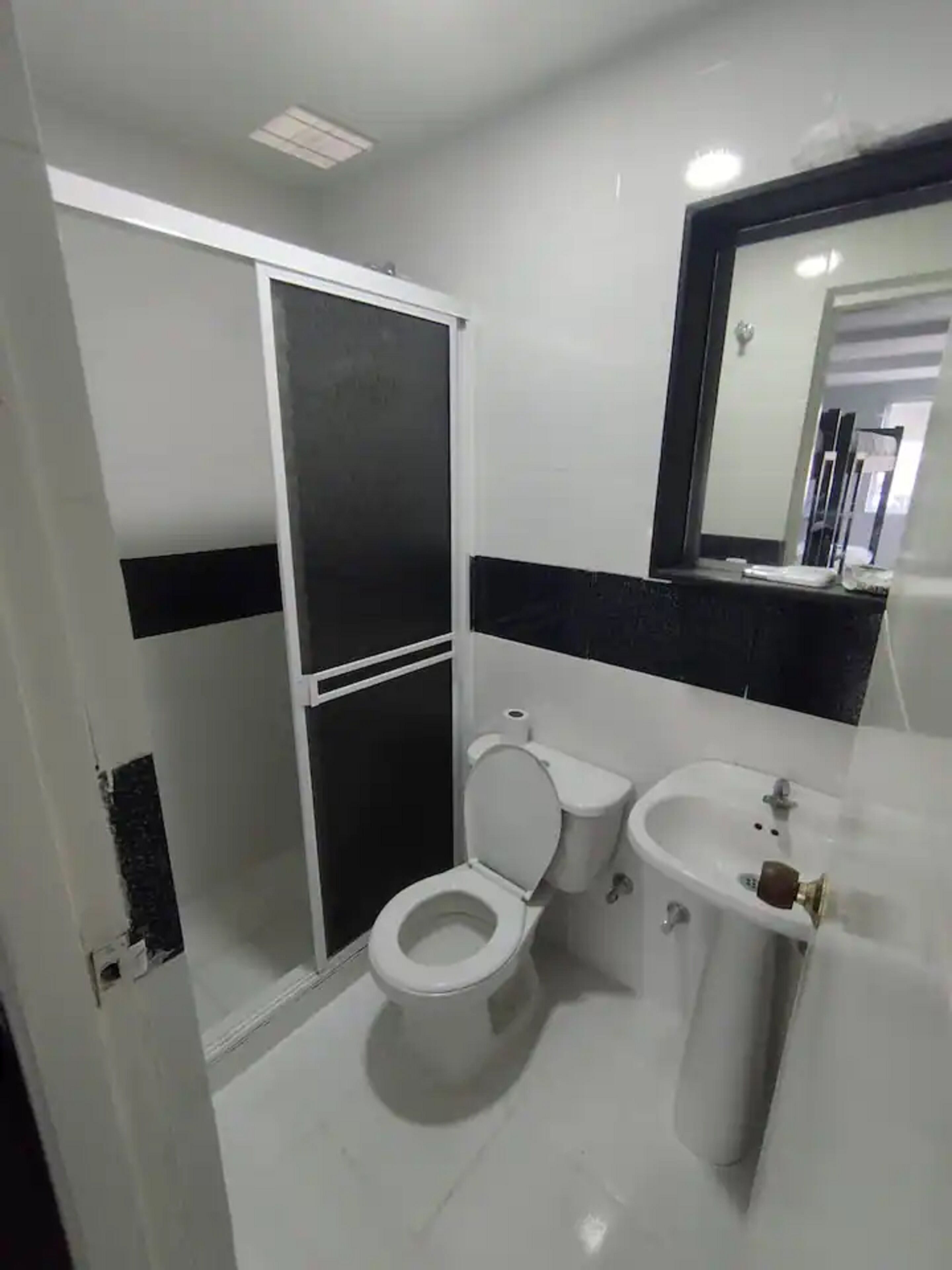 基础四人房 | 浴室 | 淋浴设施、大花洒淋浴喷头、吹风机、毛巾