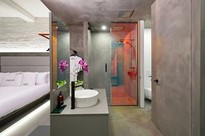 シャワー、ヘアドライヤー、タオル