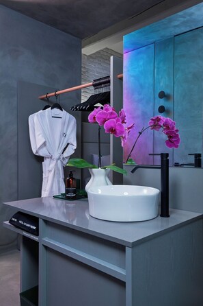 Shower, hair dryer, towels - PREMIUM LOFT | The Signature (Montréal)