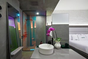 Shower, hair dryer, towels - LOFT | The Contemporary (Montréal)