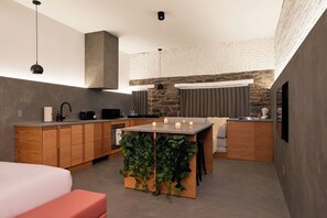 1 habitación, tabla de planchar con plancha, cuna de viaje y wifi 