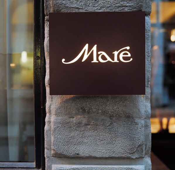 Un letrero con la palabra 'Mare' en un pilar de piedra.