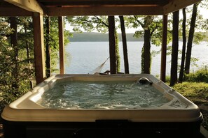 Outdoor spa tub - Seneca Lake Waterfront Cottage with Hot Tub on Finger Lakes Wine Trail (Burdett)