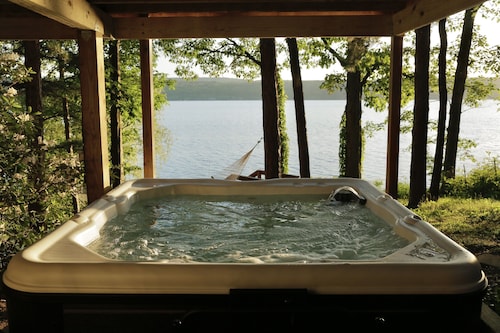 Seneca Lake Waterfront Cottage with Hot Tub on Finger Lakes Wine Trail