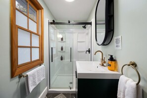 Shower, hair dryer, towels - Seneca Lake Waterfront Cottage with Hot Tub on Finger Lakes Wine Trail (Burdett)