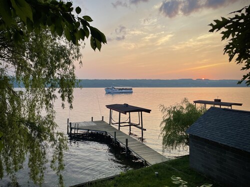 Seneca Lake Waterfront Cottage with Hot Tub on Finger Lakes Wine Trail