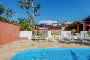 Piscine extérieure, parasols de plage, chaises longues