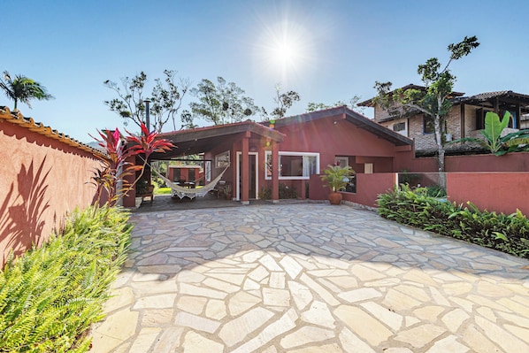 Front of property - 4 quartos piscina 350 m praia (São Sebastião)