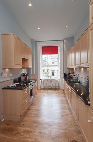 Kjøleskap, mikrobølgeovn, ovn og oppvaskmaskin