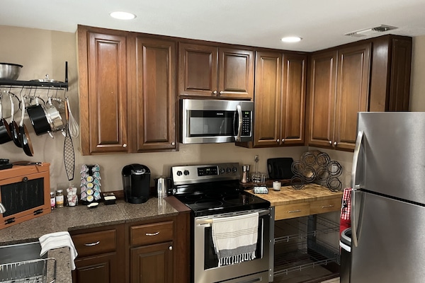 Een koelkast, een magnetron, een oven, een kookplaat