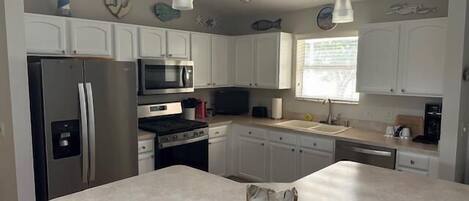 Refrigerador, microondas, horno, placa de cocina