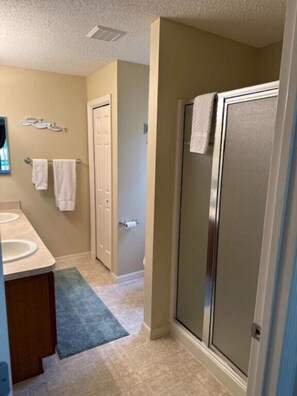 Hair dryer, towels - Beautiful 3 bed / 2 bath home near Lake Sumter w/ cart, 2 bikes and wi-fi! (The Villages)
