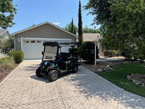 Property grounds - Beautiful 3 bed / 2 bath home near Lake Sumter w/ cart, 2 bikes and wi-fi! (The Villages)