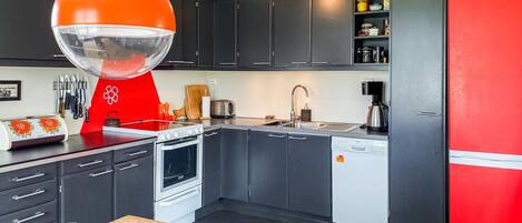 Kjøleskap, ovn, kokeplater og oppvaskmaskin