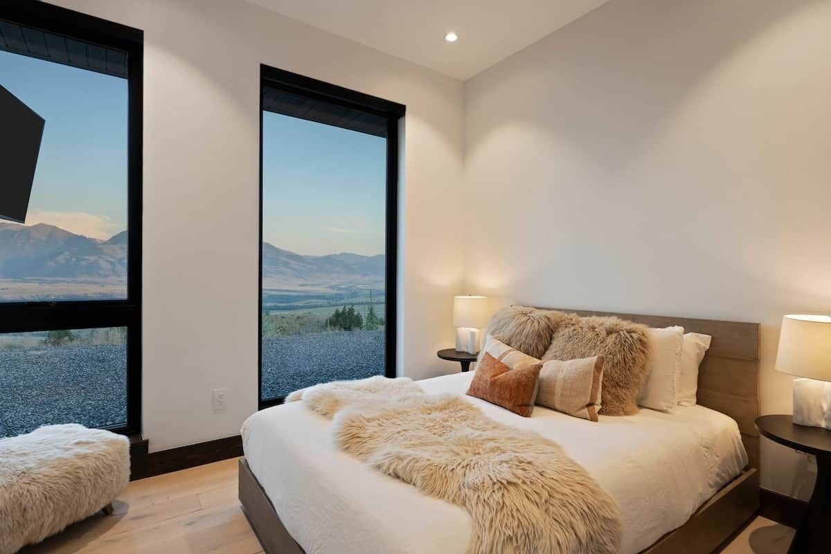 4 bedrooms, desk, iron/ironing board, WiFi (free)