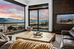 Smart TV, chimenea y oficina 