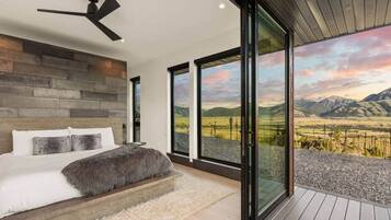 4 bedrooms, desk, iron/ironing board, free WiFi