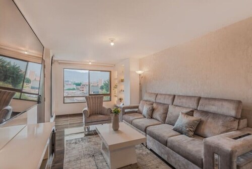 Comfortable 2 BR Smart home w A/C, Great Location
