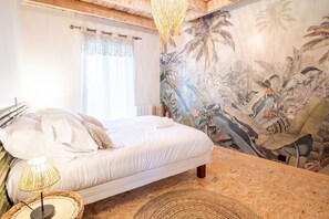 4 bedrooms, iron/ironing board, free WiFi, bed sheets