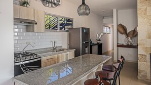 Apartamento | Cocina privada | Frigorífico, microondas y isla de cocina