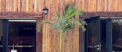 Decoración personalizada, muebles diferentes y cortinas blackout