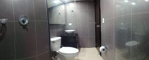 Bathroom - 18th floor penthouse loft Amazing view in Laureles
 (Medellín)