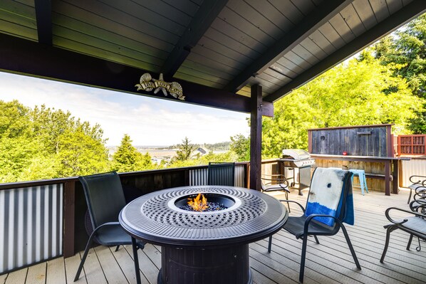 Outdoor dining - < 1 Mi to Port of Alsea: Inviting Gem w/ Hot Tub (Waldport)