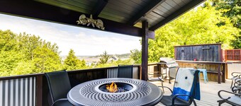< 1 Mi to Port of Alsea: Inviting Gem w/ Hot Tub
