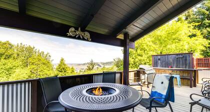 < 1 Mi to Port of Alsea: Inviting Gem w/ Hot Tub