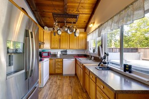 Fridge, microwave, stovetop, dishwasher - < 1 Mi to Port of Alsea: Inviting Gem w/ Hot Tub (Waldport)