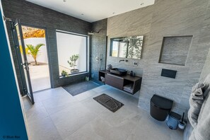 Shower, hair dryer, towels, soap - Villa Luxueuse 3 Chambres / Piscine Vue Mer, 5 min Plage (Red Pond)