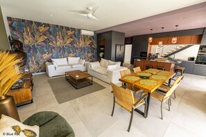 Smart TV, books, stereo - Villa Luxueuse 3 Chambres / Piscine Vue Mer, 5 min Plage (Red Pond)