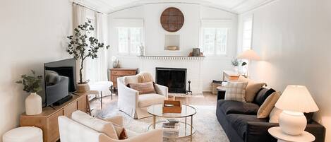 Smart TV, books, stereo