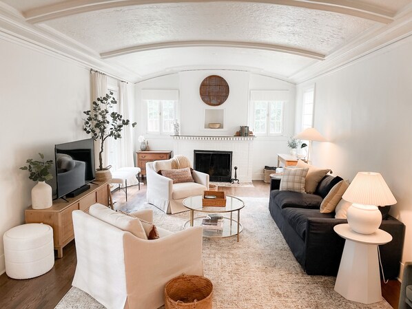 Smart TV, books, stereo