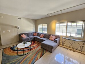 Smart-TV, Kamin, Arbeitsbereiche