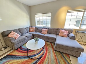 スマートテレビ、暖炉、書斎 / ワークスペース